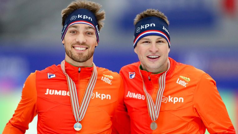 Kjeld Nuis en Sven Kramer tijdens de prijsuitreiking van de 1500 meter tijdens het WK Afstanden. Nuis won goud, Kramer brons. Beeld anp