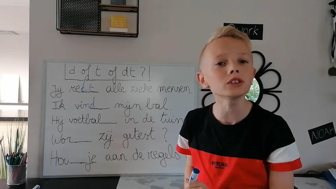 Noah legt in het filmpje haarfijn de dt-regel uit, aan de hand van een trucje.