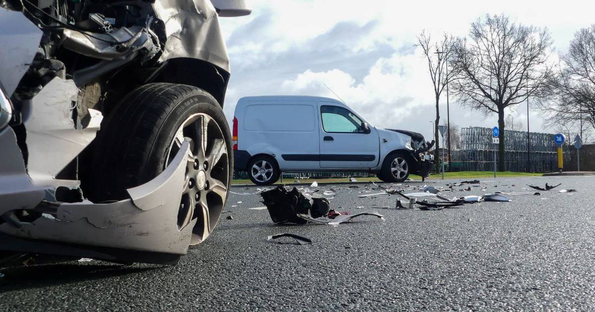 Gewonde na ongeluk met twee autos op kruising in Enschede.
