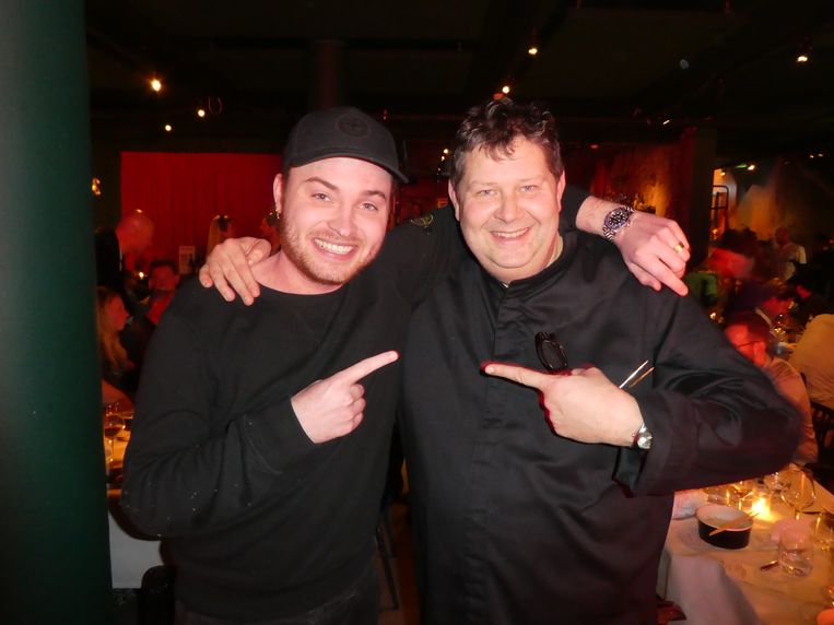 Top-chef Schilo van Coevorden (r) wil graag op de foto met rapper Donnie/Koning Toto: 