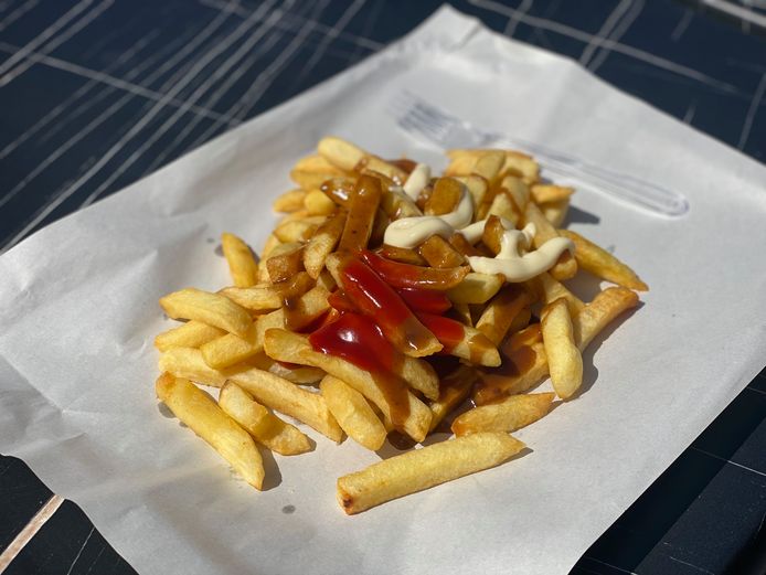 Gurbet haar vaste bestelling: frietjes met mayonaise, ketchup en stoofvleessaus.