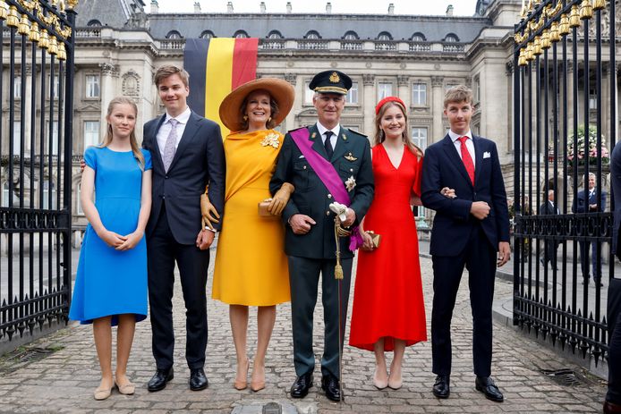 Onze koninklijke familie tijdens de nationale feestdag. Neem het blauw even voor zwart en je herkent zowaar de driekleur.