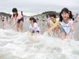 Strand bij Fukushima acht jaar na ramp weer open