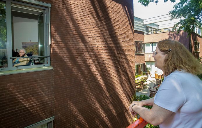 Miranda Heinebal bezoekt haar moeder met een hoogwerker.