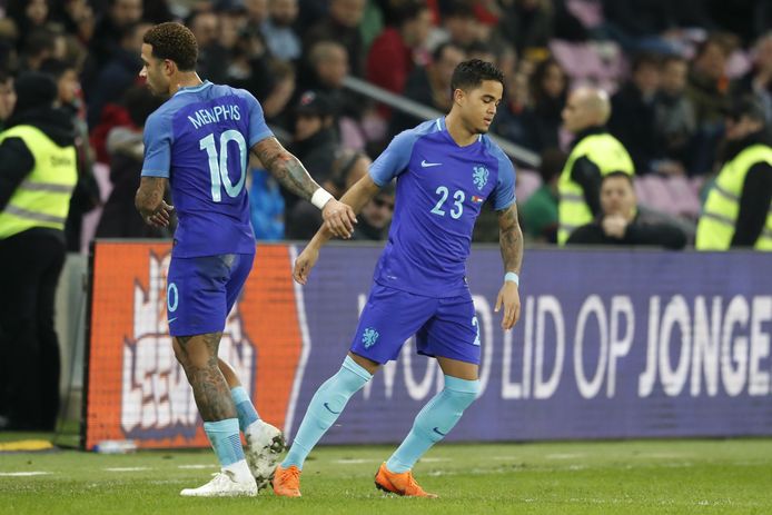 Justin Kluivert vervangt Memphis Depay.