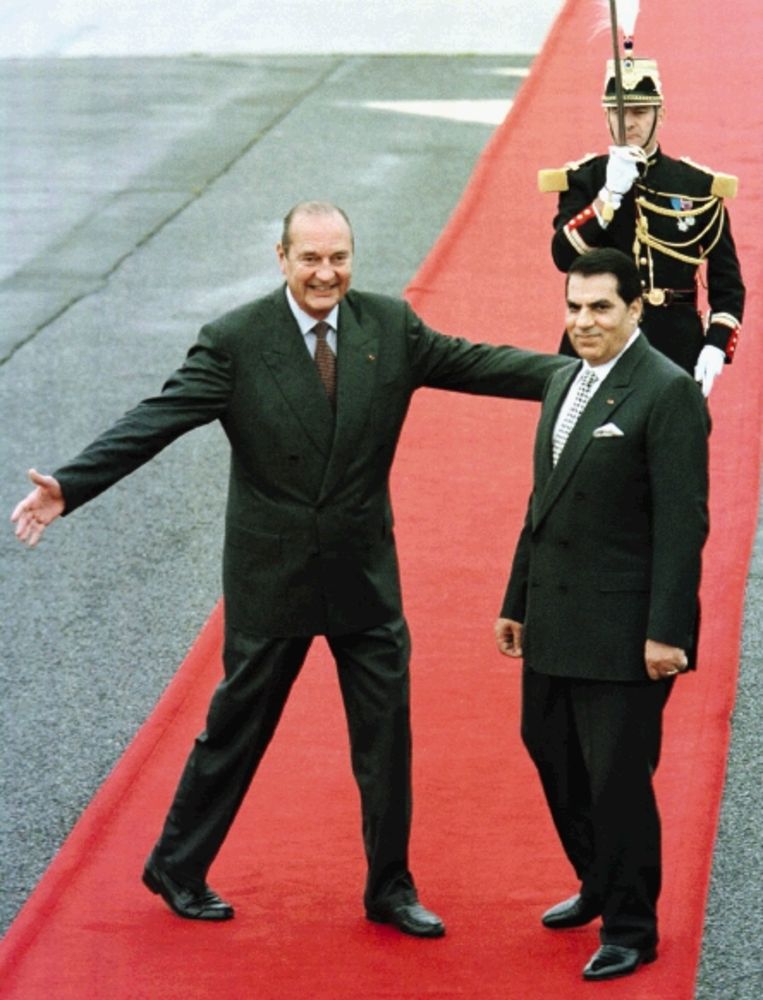 Oktober 1997: de Franse president Chirac ontvangt zijn Tunesische collega Ben Ali met open armen. (FOTO REUTERS) Beeld 