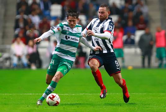 Jonathan Diaz (l) van Santos Laguna in duel met de Nederlandse spits Vincent Janssen van Monterrey.