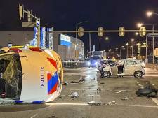 Zware botsing tussen auto en politieauto in Amersfoort, agenten naar ziekenhuis gebracht