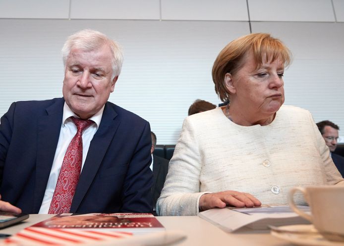 Horst Seehofer naast Angela Merkel, gisteren op de turbulente fractievergadering van de CDU en CSU.