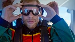 Jelle springt als Robin de wereld in