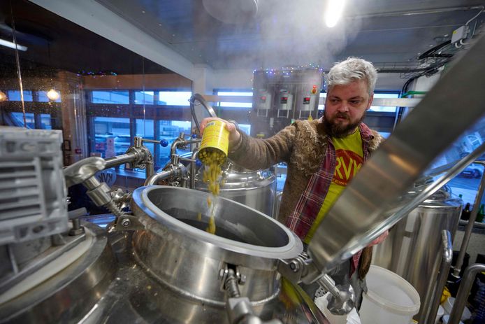 Le maître brasseur Valgeir Valgeirsson ajoute des ingrédients pour la "Ora jolabjor", ou bière de Noël Ora, à la brasserie de RVK Brewing Company à Reykjavik.