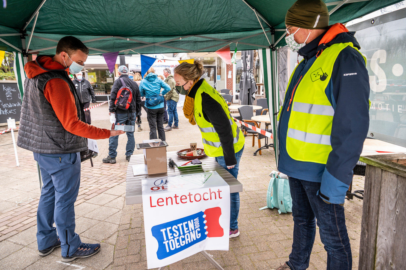 Deelnemers moesten bij de start een negatieve testuitslag overhandigen door een QR code op de telefoon te laten scannen.