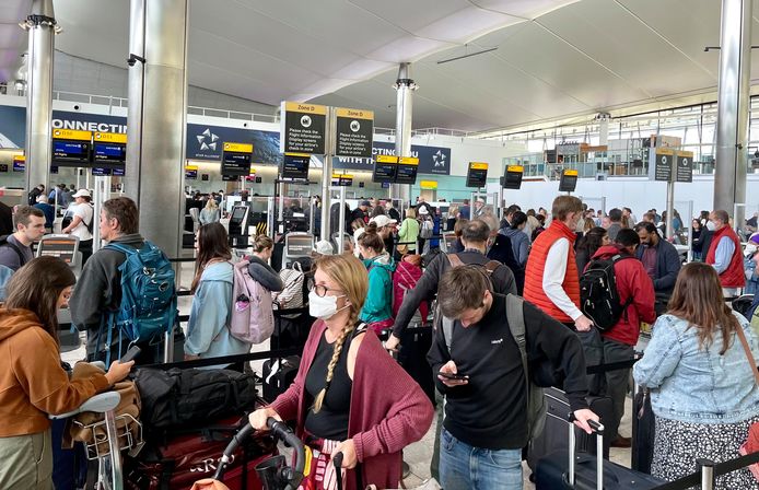 Duizenden mensen staan in lange wachtrijen in de luchthaven Heathrow in Londen.