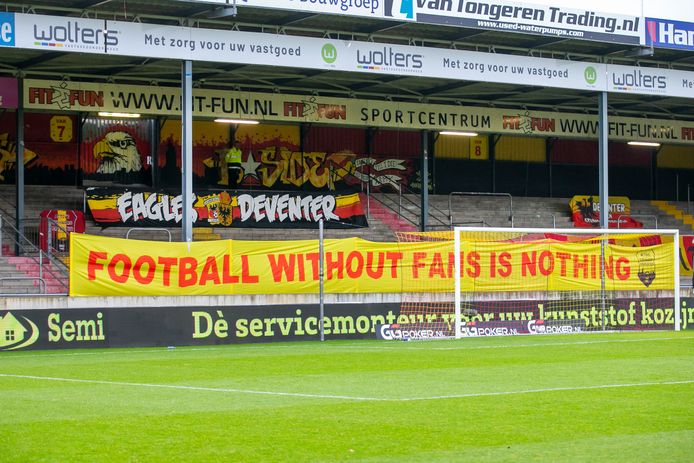 Voetbal zonder fans is maar niets, dus slaan de Nederlandse profclubs de komende weken de handen maar weer eens ineen.
