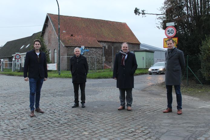 De gemeentebesturen van Lievegem en Evergem, midden het kruispunt Daasdonk, waar de gemeentegrens loopt.