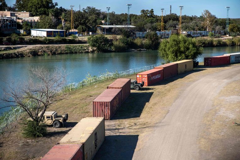 Containers langs de Rio Grande in Eagle Pass, Texas. Beeld AFP