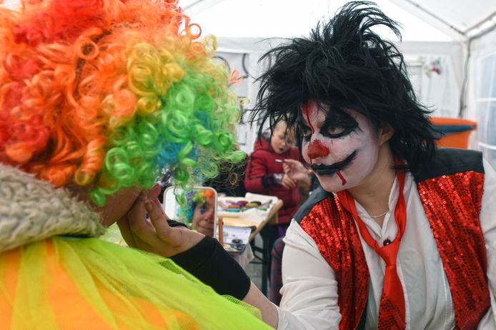 Bij de Halloweenspellen- en knutselmiddag in circusstijl in Oosterhout kun je je eng laten schminken.