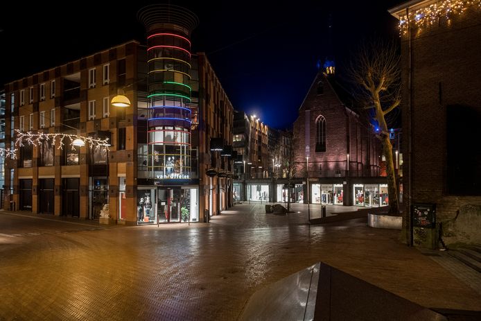 Stille straten in Nijmegen, ten tijde van maatregelen als de avondklok. Koopavond was al afgeschaft.