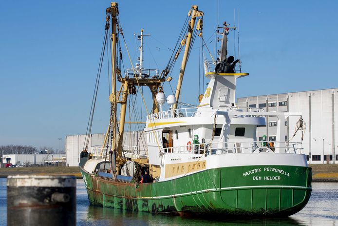 De pulskotter DH4 in de haven van Den Helder.