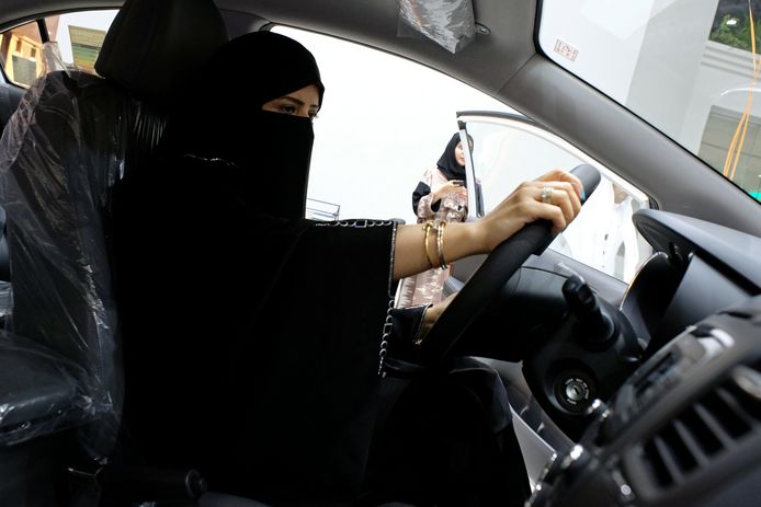 Een Saoedische vrouw in een autoshowroom in Jeddah.