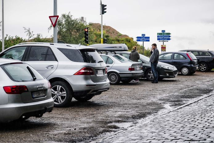 Carpoolparking aan de oprit van de autostrade in Massenhoven. (Archieffoto)