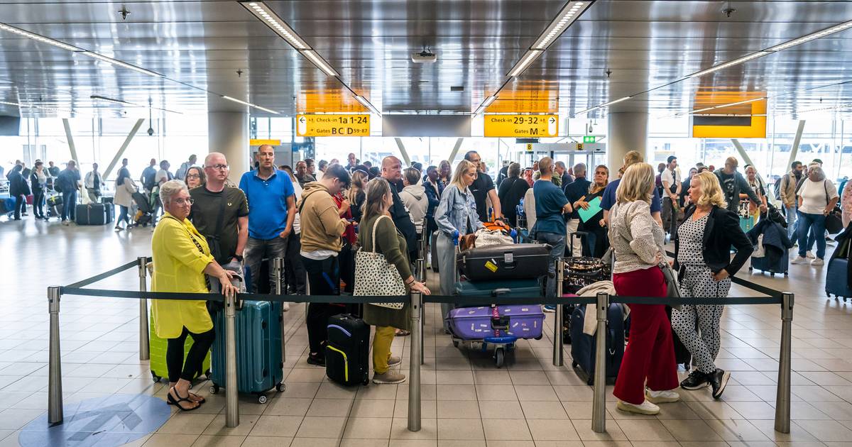 Drukte Op Schiphol 'Behapbaar', Wachtende Reizigers Gepaaid Met  Stroopwafels | Binnenland | Ad.Nl