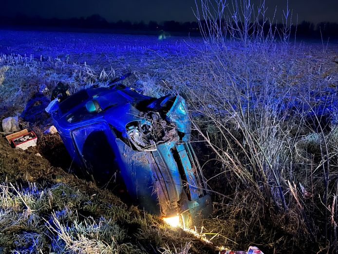 In het voertuig met Britse nummerplaat raakten twee inzittenden gewond.