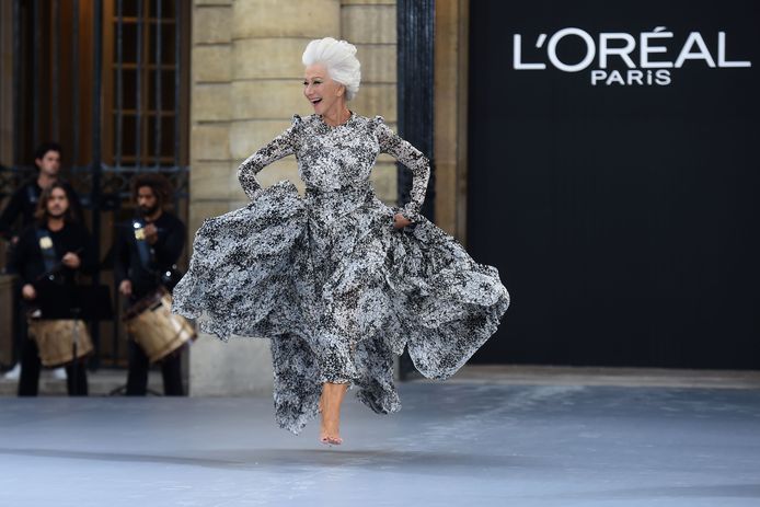 De Britse actrice Helen Mirren op de catwalk voor L'Oréal.