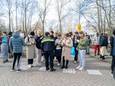 Bewoners stonden buiten te wachten totdat ze hun woning weer in mochten.