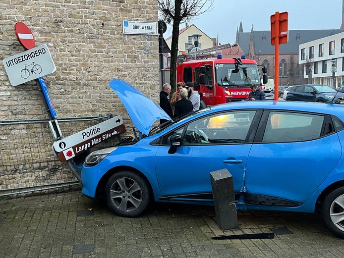 De Renault Clio eindigde tegen de gevel van ‘t Vosmotje.