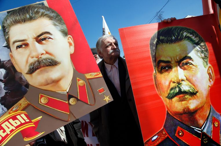 Beeld Van Lenin Met De Gouden Sovjet Sikkel En De Hamer Redactionele Stock Afbeelding - Image of