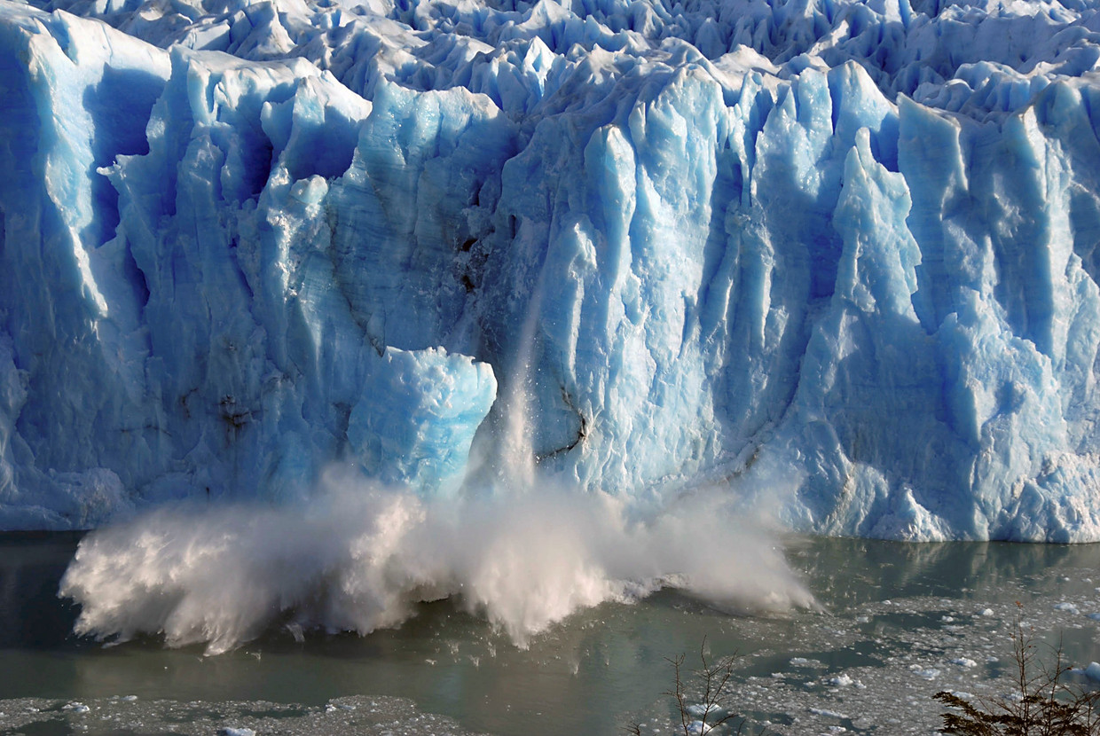 Stukken ijs breken af van de Perito Moreno gletsjer in Zuid-Argentinië. Beeld REUTERS