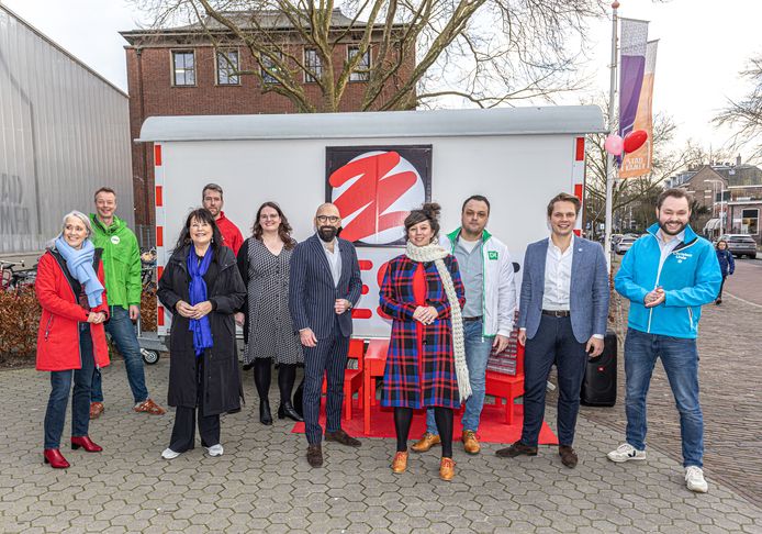 De tien lijsttrekkers tijdens de aftrap van de campagne, vorige week. Van links naar rechts Anja Roelfs (GroenLinks), Jan Nabers (CDA), Silvia Bruggenkamp (Swollwacht), Brammert Geerling (SP), Debbie Mathijsen (Partij voor de Dieren), Cankut Ercan (Volt), Patty Wolthof (PvdA), Marco van Driel (D66), Johran Willegers (VVD) en Ruben van de Belt (ChristenUnie).