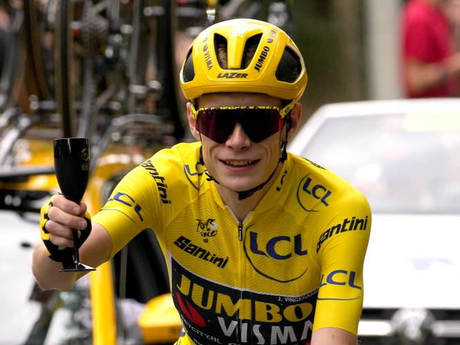 Renners van Jumbo-Visma proosten op eindzege Jonas Vingegaard in Tour de France