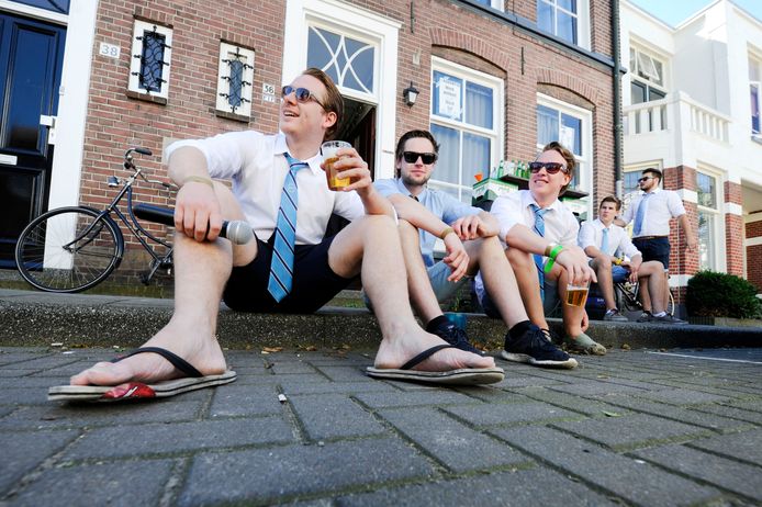 Studenten op straat in Enschede, hier op archiefbeeld uit 2016