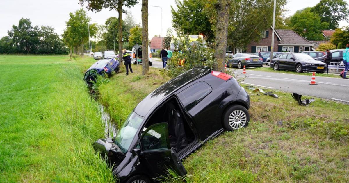 Auto’s belanden in dezelfde sloot na botsing bij Nieuwleusen.