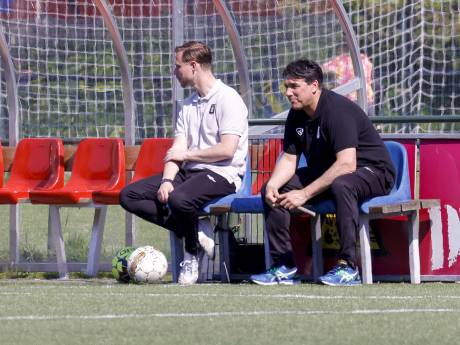 Hoeks vreest voor veiligheid spelers: ‘Dat scheids onder politiebegeleiding weggaat, mag nooit’
