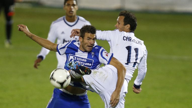 Alcoyano-aanvaller Torres wordt gemangeld door Real-verdediger Ricardo Carvalho. Beeld afp