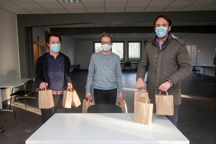De Dienst Jeugd en Vrije tijd en de gemeente deelt geschenken uit aan de blokkende studenten.