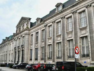 ‘Beursgoeroe’ (57) verbraste miljoenen van investeerders terwijl hij zelf met Porsche rondreed: Kortrijkzaan krijgt vier jaar cel