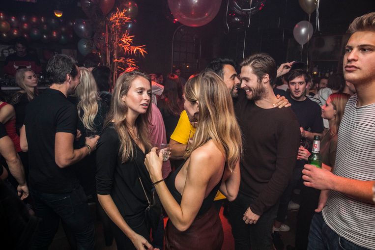 Dansende mensen bij het tweejarig bestaan van de club. Beeld Amaury Miller