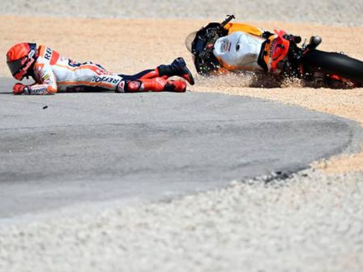 Motorrijder gaat hard onderuit in MotoGP-openingsrace