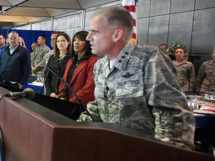Luitenant-generaal Jay Silveria tijdens zijn toespraak.