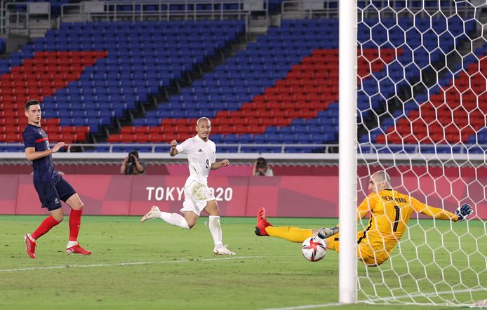 Daizen Maeda scoort de 4-0 voor Japan tegen Frankrijk.