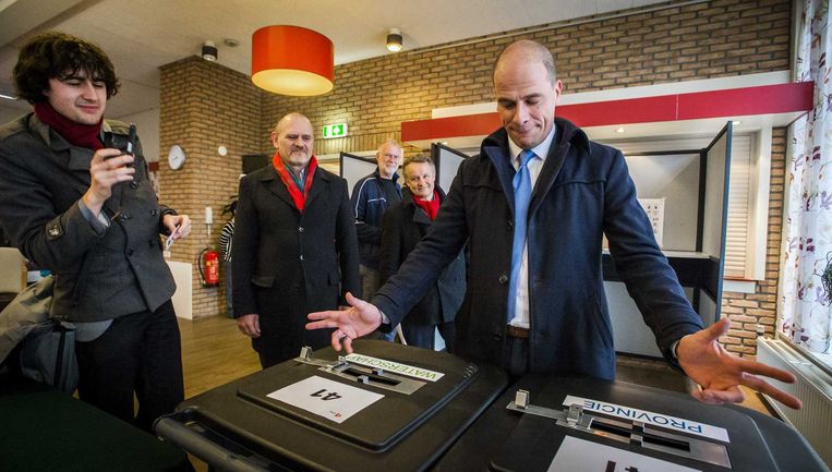 PvdA-leider Diederik Samson brengt zijn stem voor de Provinciale Statenverkiezingen uit in een Leids stembureau. Beeld anp