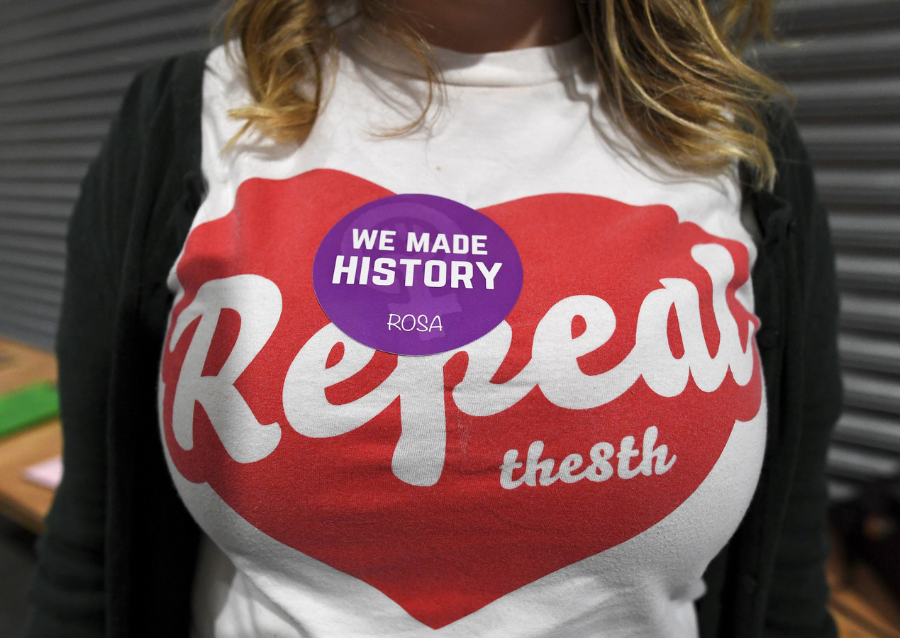 Een activiste toont in Dublin trots de campagnesticker van het abortusreferendum