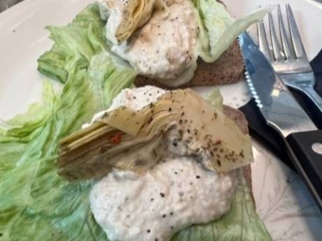 Vegan Artisjok-witte bonen spread boterhammen van het Bibliotheekcafé