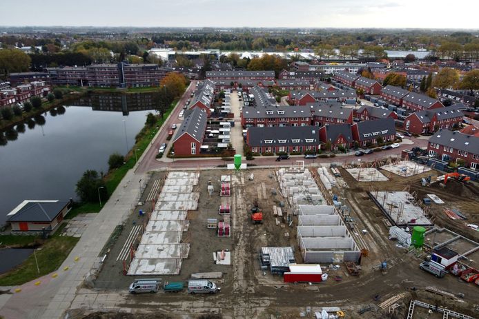 Nieuwbouw op het voormalige speeltuinterrein in de Gorcumse Lingewijk: in het gebied komen 64 woningen te staan.