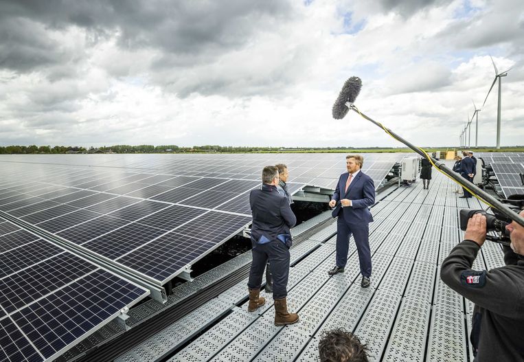 Het Zonnepark Hollandia in het Drentse Nieuw-Buinen is in samenspraak met omwonenden en omliggende bedrijven tot stand gekomen. Koning Willem-Alexander opende het park vorige week en kreeg er een rondleiding. Beeld ANP