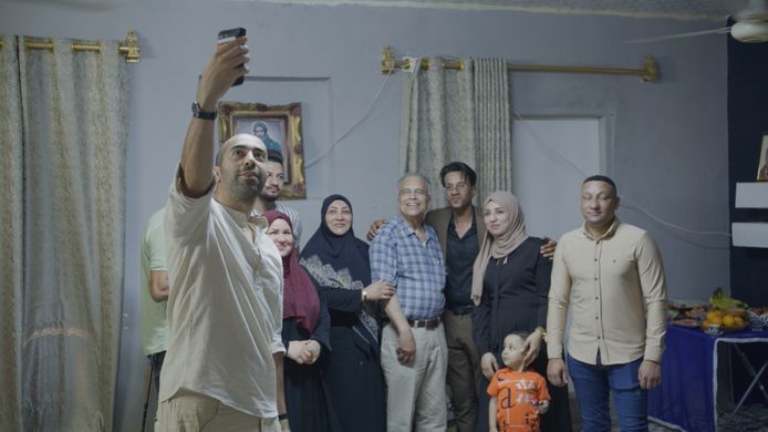 Sammy Mahdi trok voor het eerst naar Irak, het land dat zijn vader (in het midden op de foto) in 1980 ontvluchtte.